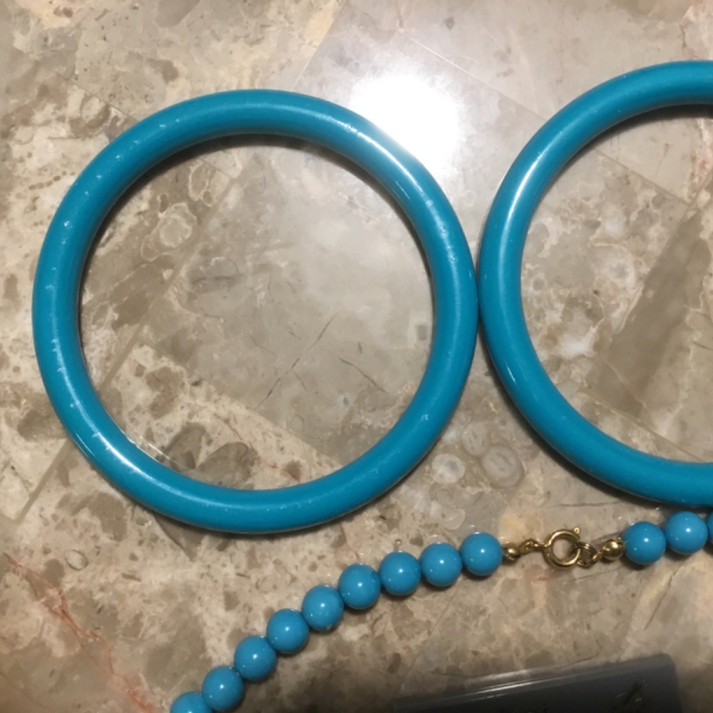 Vintage Costume - Turquoise Necklace, Clip Earrings, and 2 Bracelets. - Picture 16 of 16